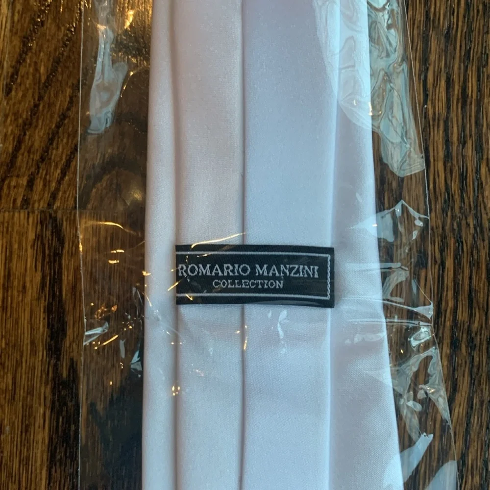 Boys white clip on tie.